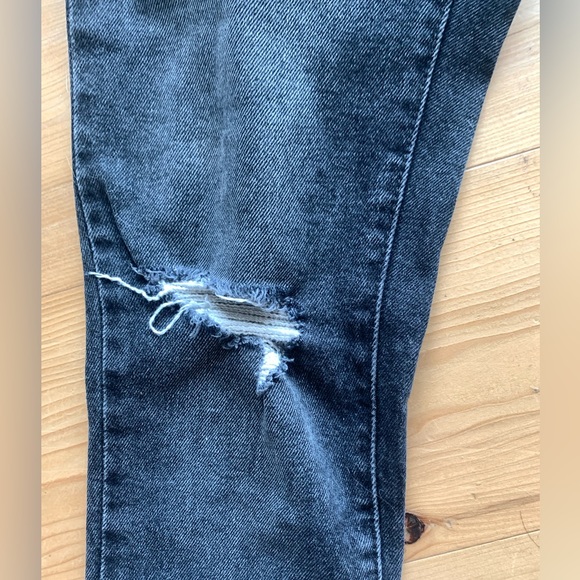 Levi’s 711 Skinny- Size 26- Distressed - Picture 5 of 6